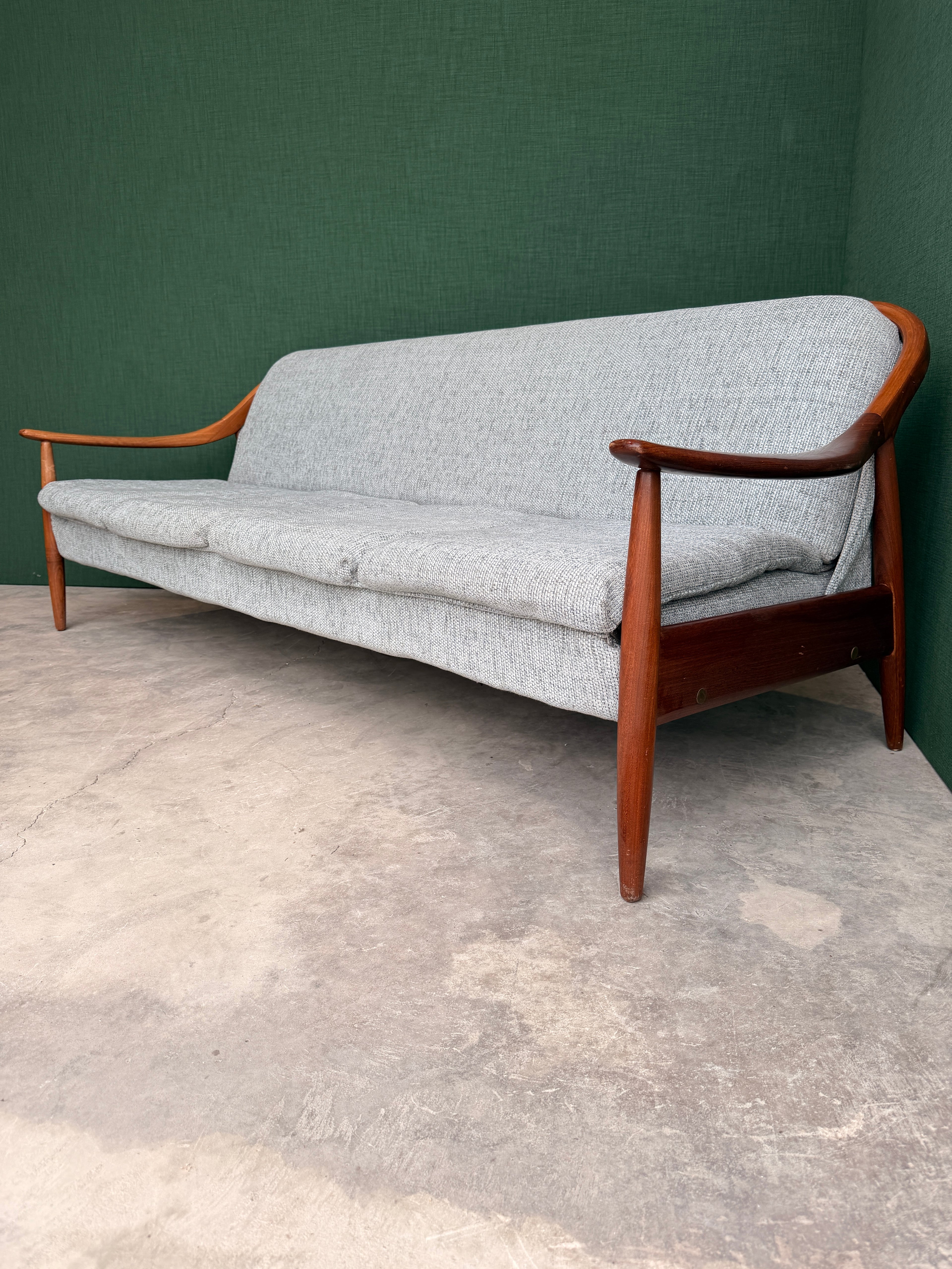Greaves & Thomas 3/4 seat Sofa bed